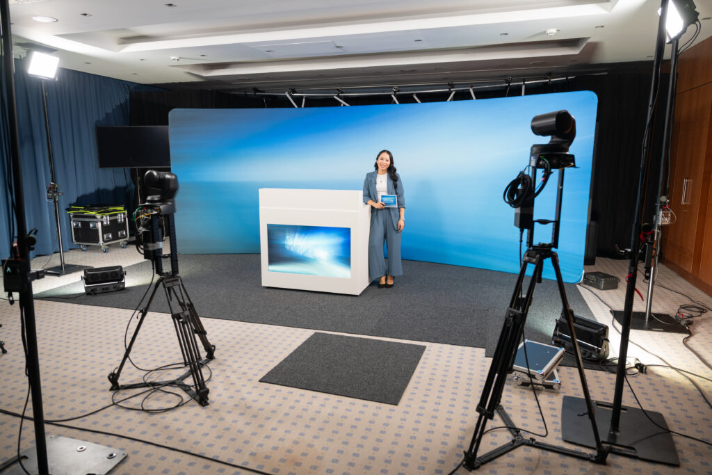 Moderatorin Phungi im TV Studio