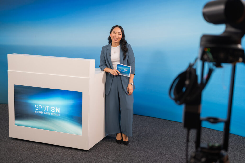 Moderatorin Phungi am Pult im TV Studio
